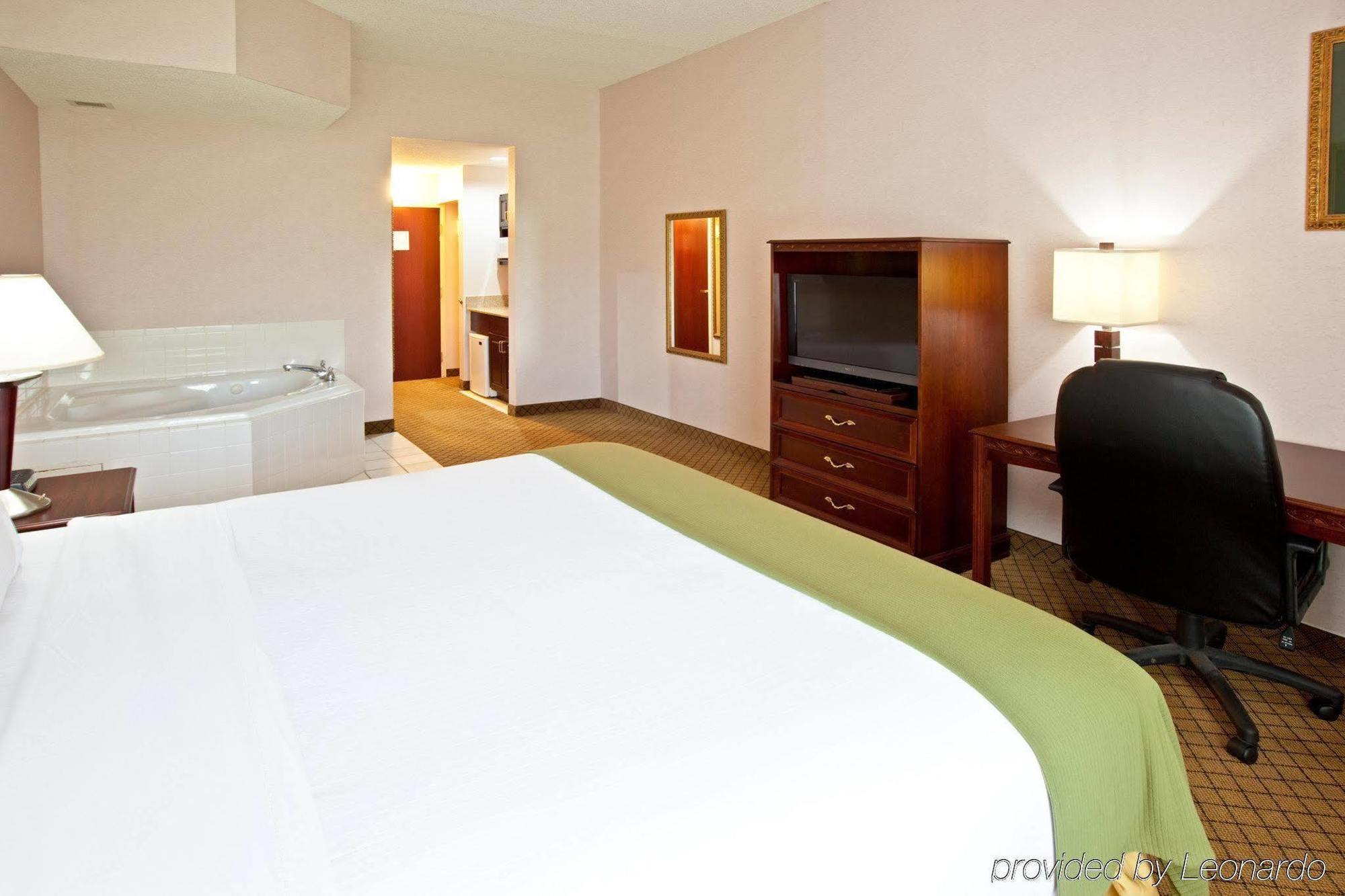 Holiday Inn Express Hotel & Suites Cincinnati Northeast-Milford By Ihg Pokoj fotografie